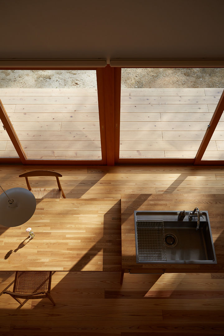 湖沼に建つ家, toki Architect design office toki Architect design office Modern kitchen Wood Wood effect