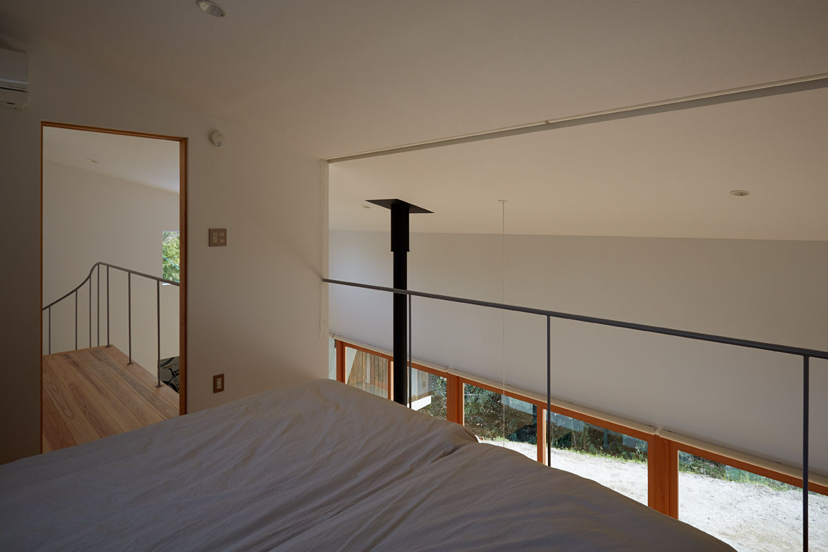 湖沼に建つ家, toki Architect design office toki Architect design office Modern style bedroom Wood Wood effect