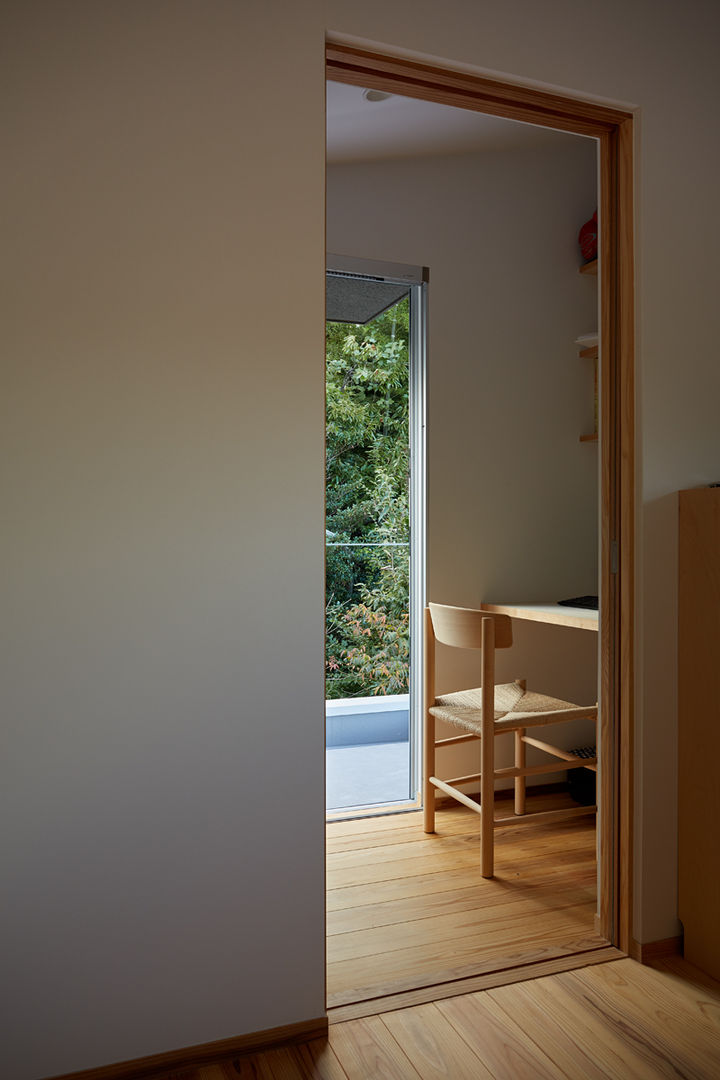 湖沼に建つ家, toki Architect design office toki Architect design office Modern study/office Wood Wood effect