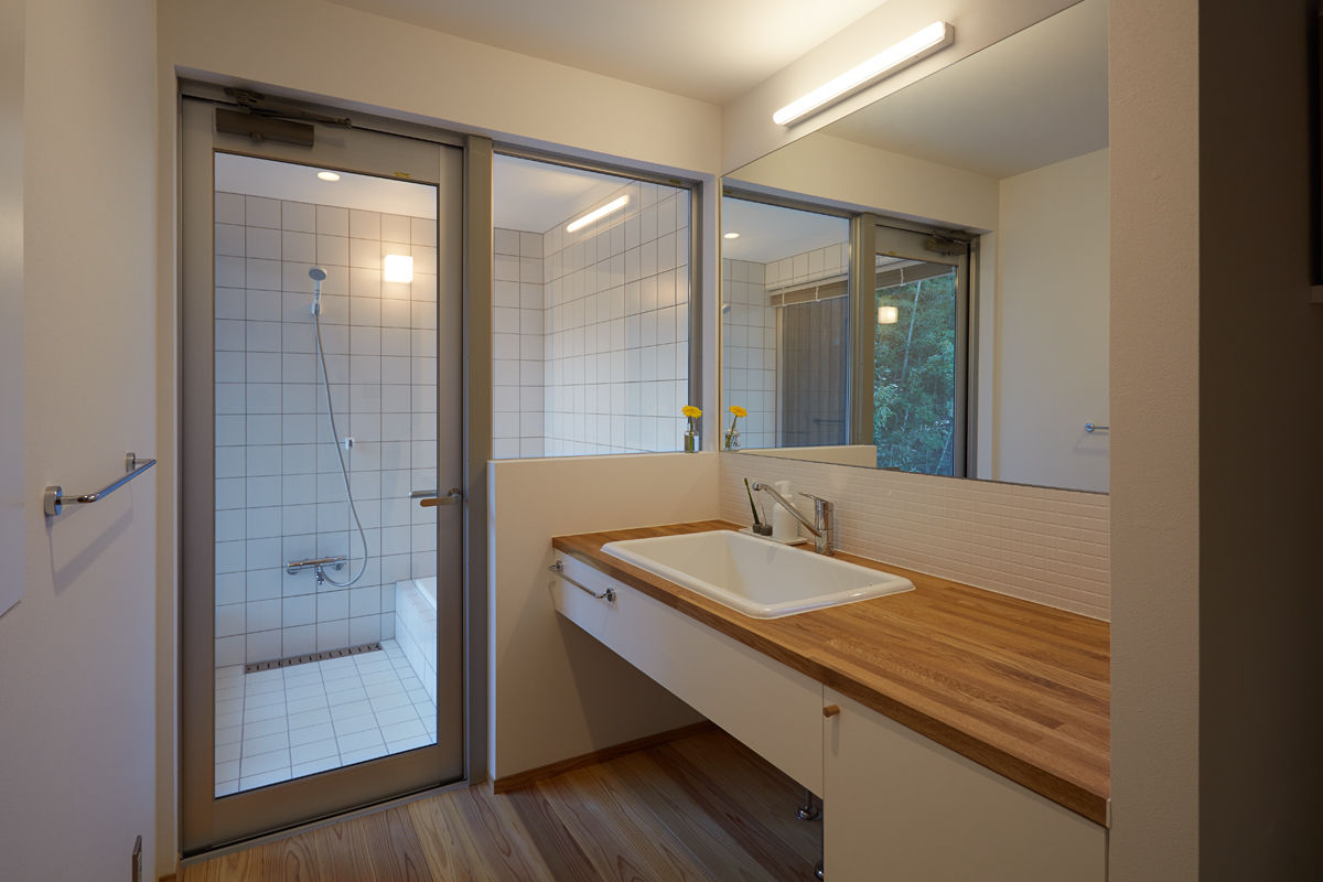 湖沼に建つ家 toki Architect design office モダンスタイルの お風呂 木 木目調 洗面所,浴室