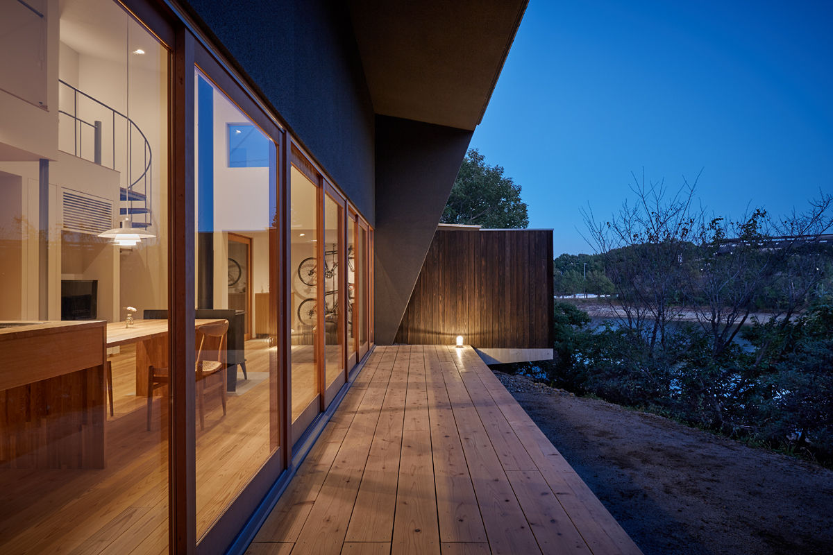 湖沼に建つ家, toki Architect design office toki Architect design office Modern style balcony, porch & terrace Wood Wood effect