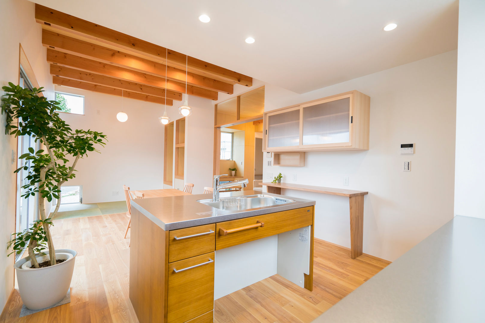 公園前の２世帯の住まい, m+h建築設計スタジオ m+h建築設計スタジオ Modern style kitchen Wood Wood effect