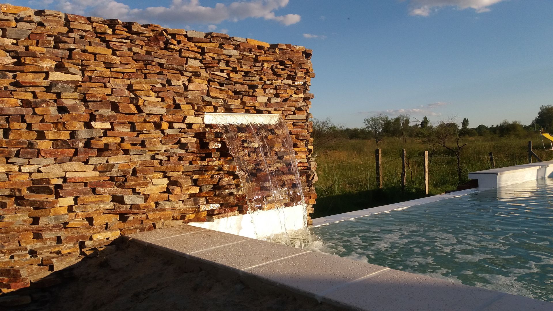 Plano piedra con cascada homify Piletas modernas: Ideas, imágenes y decoración Piedra