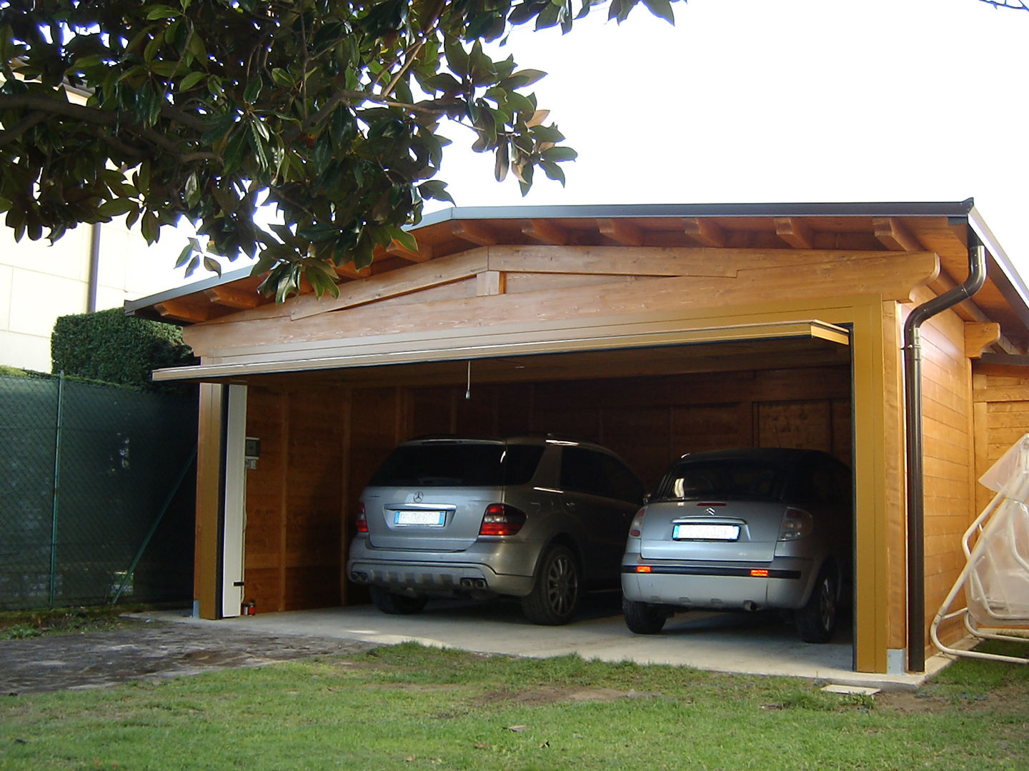 Garage doppio con basculante unico Arredo urbano service srl Garage/Rimessa in stile classico Legno Effetto legno garage,rimessa,lamellare,basculante