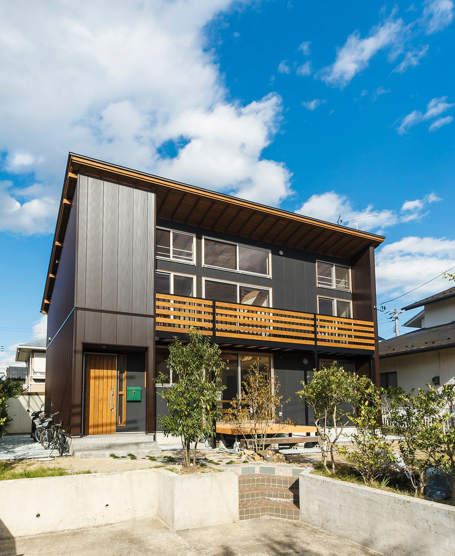 南に大きく開き自然を取り込む 株式会社 建築工房零 オリジナルな 家 雲,空,植物,窓,建物,木,家,土地区画,シェード,木