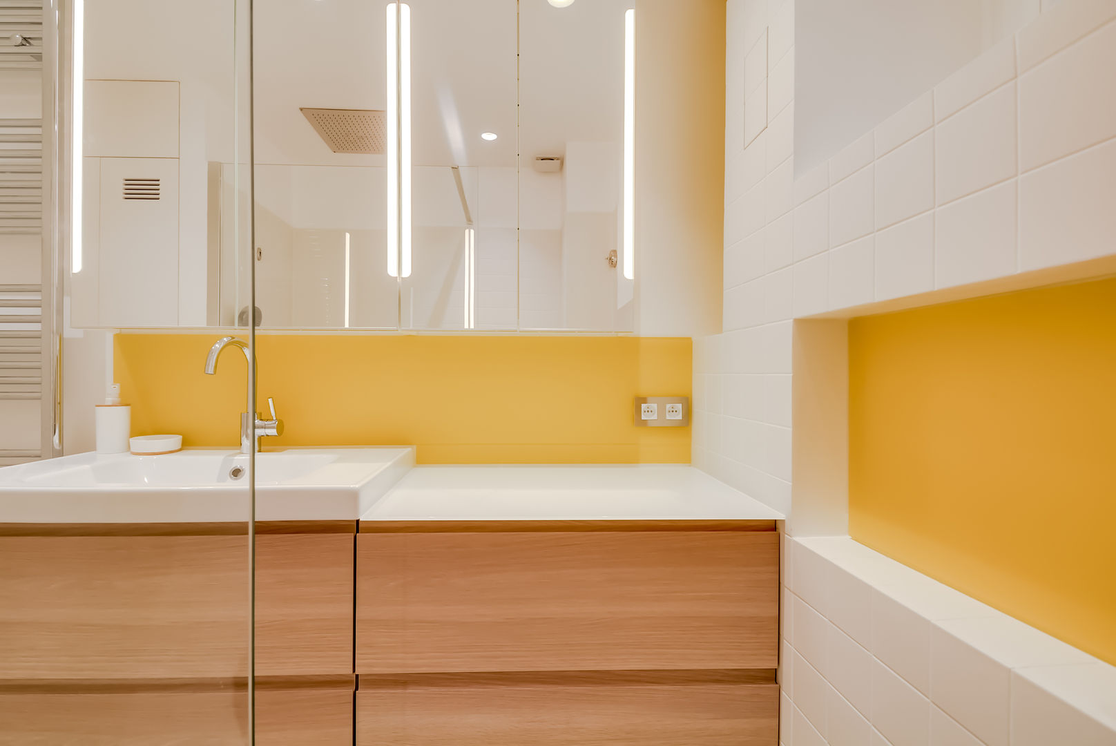 Un Appartement locatif saisonnier au coeur de Paris, ATELIER FB ATELIER FB 現代浴室設計點子、靈感&圖片