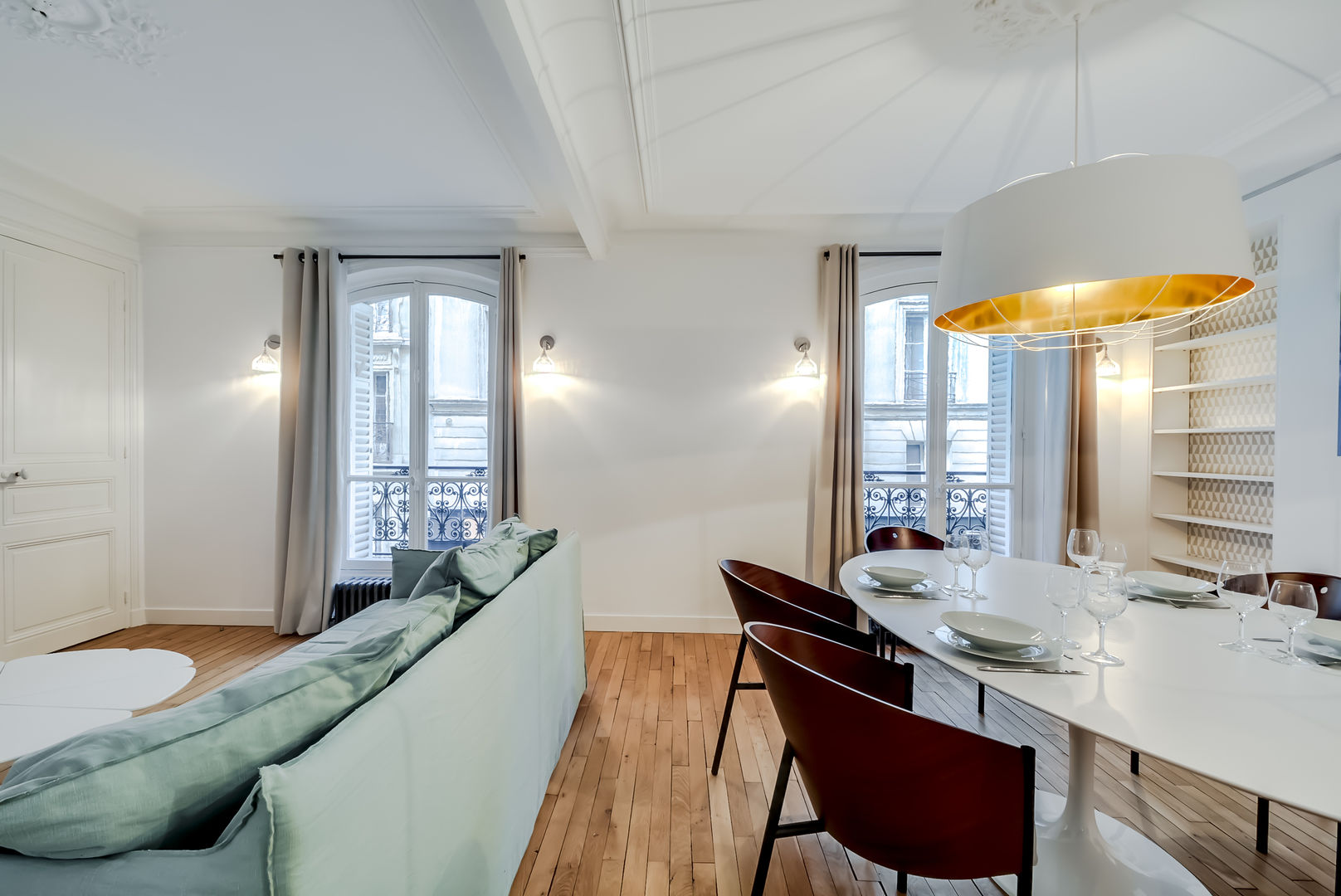 Un Appartement locatif saisonnier au coeur de Paris, ATELIER FB ATELIER FB モダンデザインの リビング