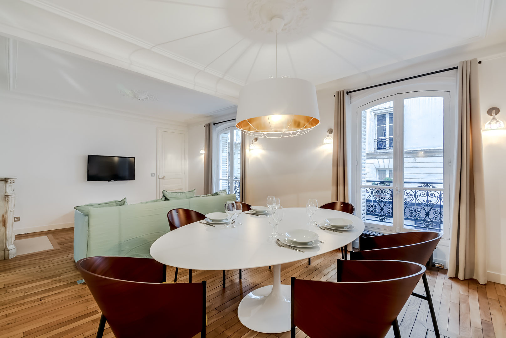 Un Appartement locatif saisonnier au coeur de Paris, ATELIER FB ATELIER FB Modern Yemek Odası