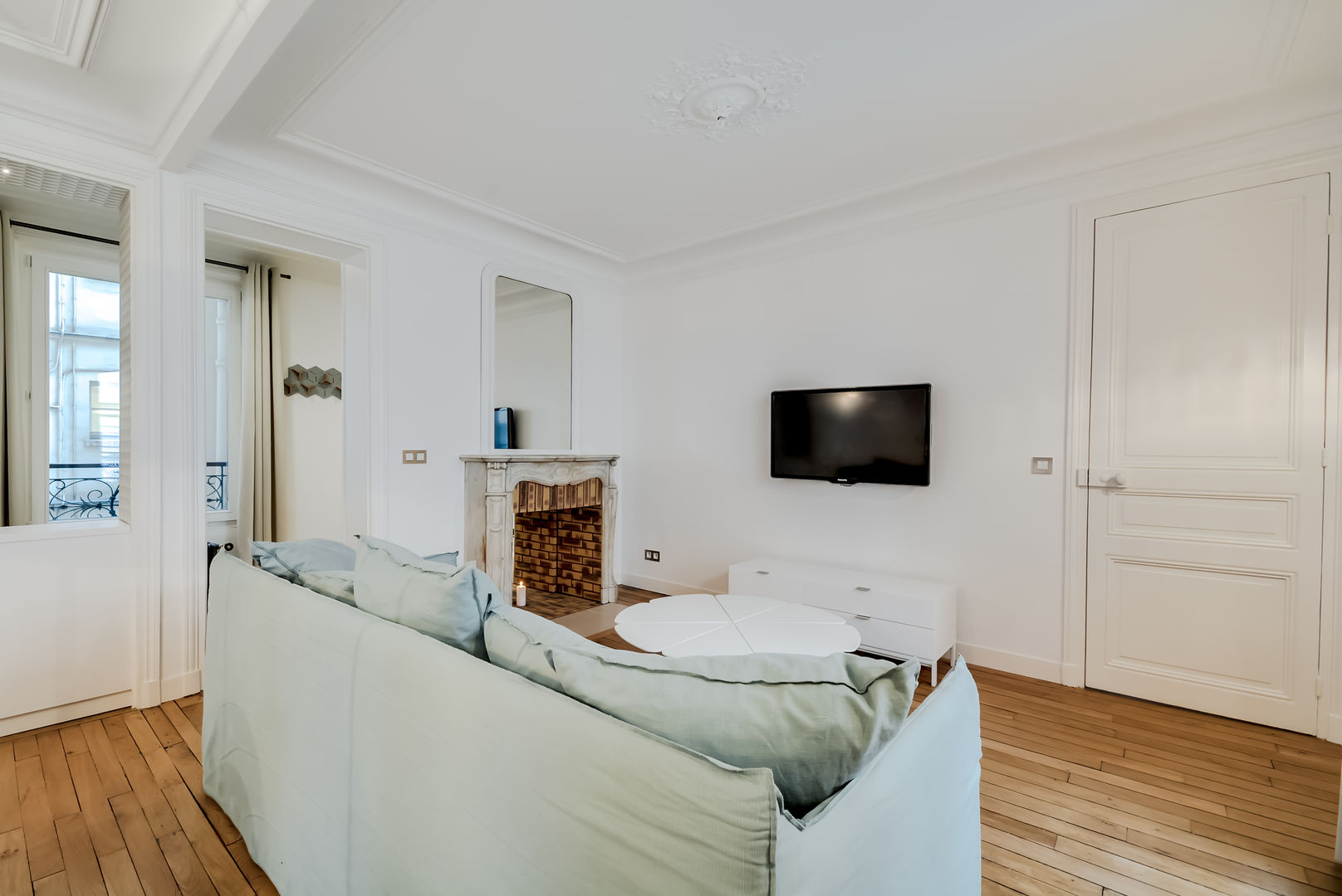 Un Appartement locatif saisonnier au coeur de Paris, ATELIER FB ATELIER FB Modern Oturma Odası