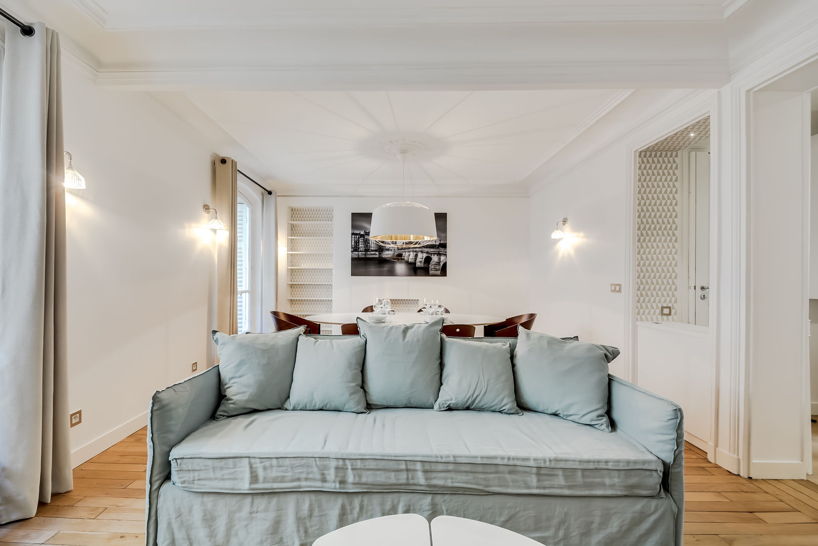 Un Appartement locatif saisonnier au coeur de Paris, ATELIER FB ATELIER FB Moderne woonkamers