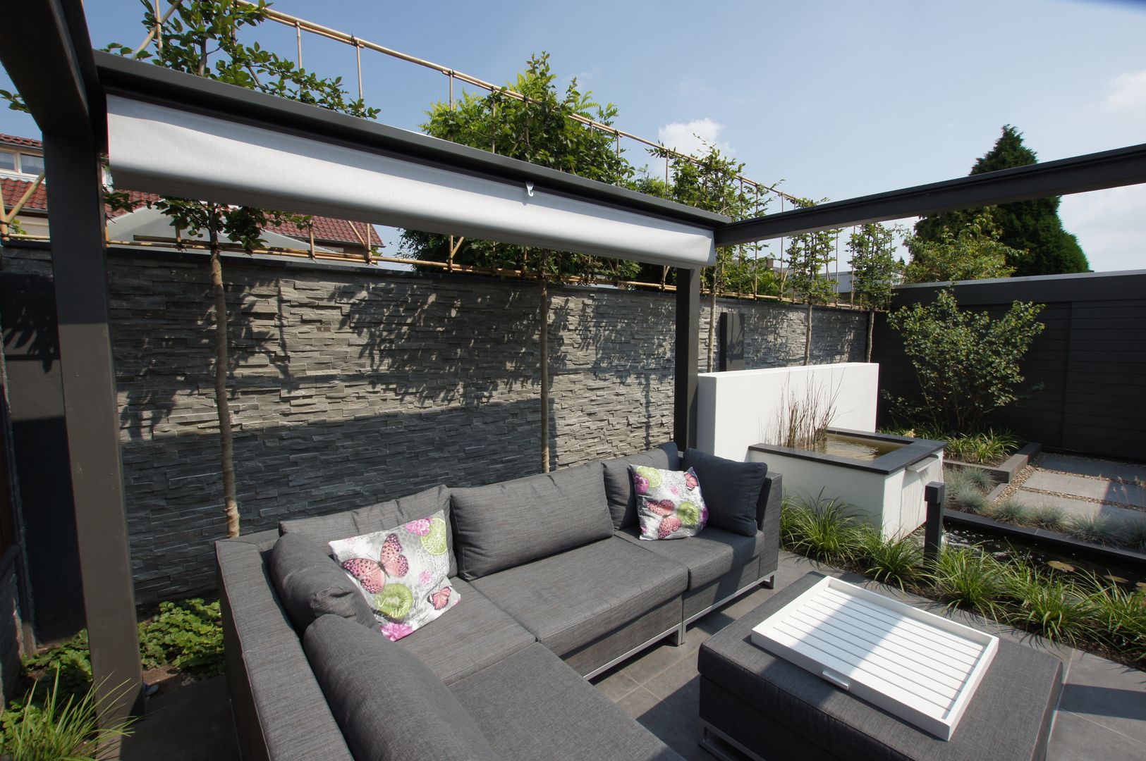 Terras, GroenerGras Hoveniers Amsterdam GroenerGras Hoveniers Amsterdam 모던스타일 정원