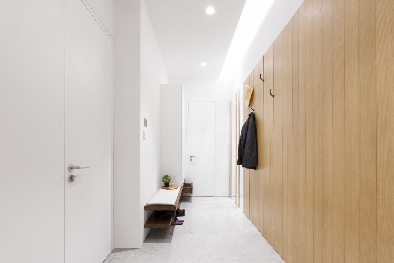 The Spacious Reception homify Modern corridor, hallway & stairs Wood Wood effect oak,Minimal,White,Entrance,reception
