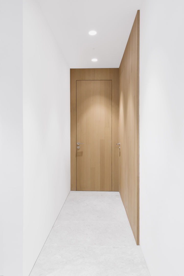 Minimalistic Corridor homify Modern corridor, hallway & stairs Wood Wood effect oak door,oak,white,minimal,modern