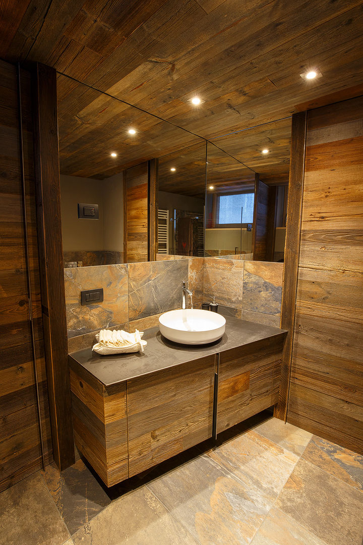 EP Alpine Mansion, BEARprogetti BEARprogetti Rustic style bathroom Solid Wood Multicolored