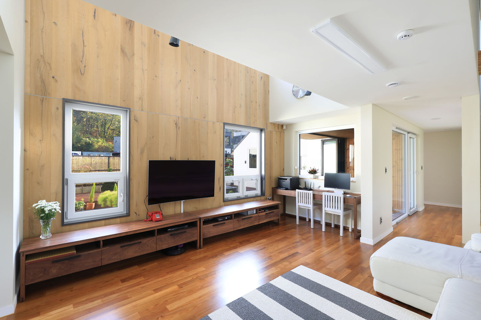 프라이버시는 소중해! 원주 'ㄷ'자집, 주택설계전문 디자인그룹 홈스타일토토 주택설계전문 디자인그룹 홈스타일토토 Modern living room Wood Wood effect