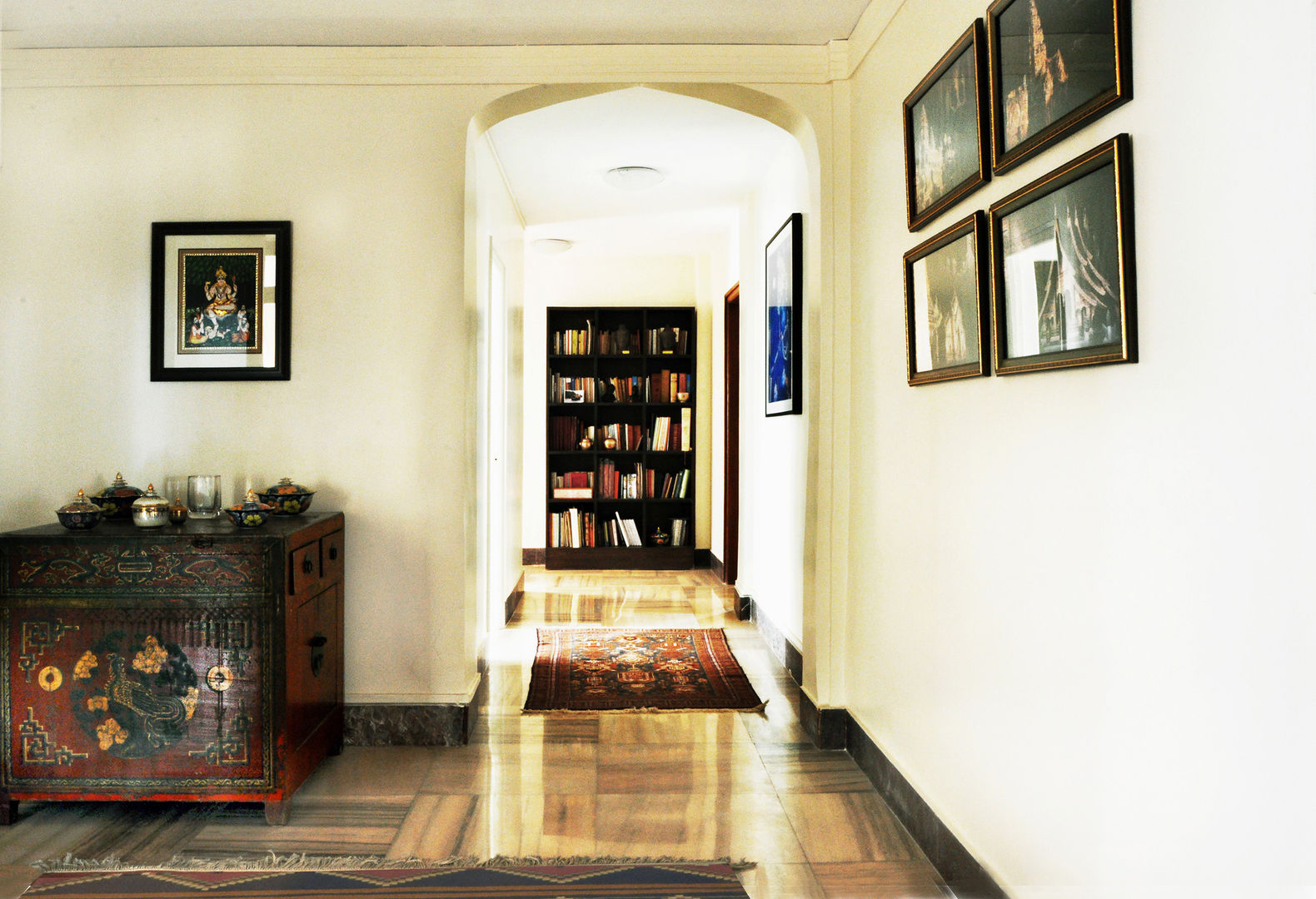 Residence at Carmichael Road, Dhruva Samal & Associates Dhruva Samal & Associates Colonial style corridor, hallway& stairs