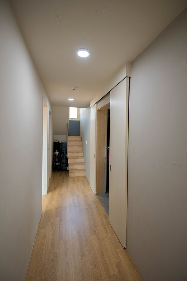 homify Modern Corridor, Hallway and Staircase