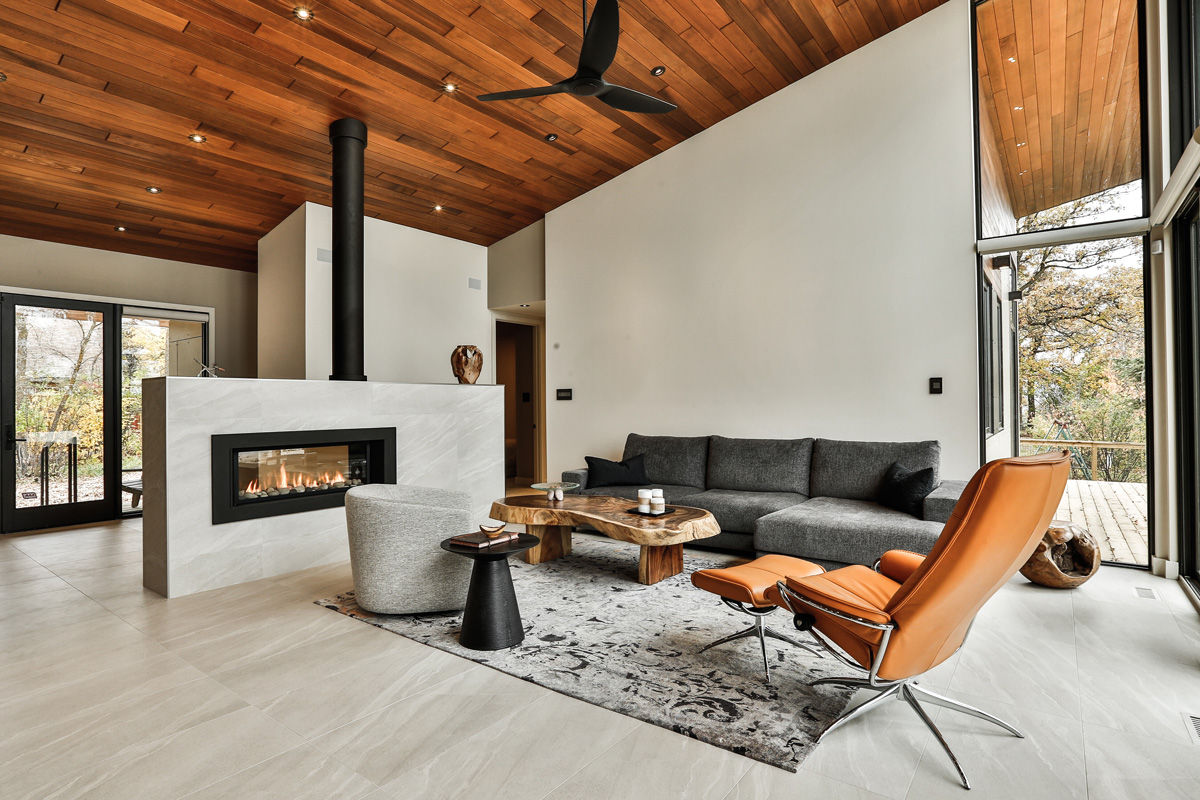 Winnipeg beach weekend home, Unit 7 Architecture Unit 7 Architecture Modern living room Property,Furniture,Wood,Couch,Interior design,Floor,Flooring,Living room,Wall,Comfort