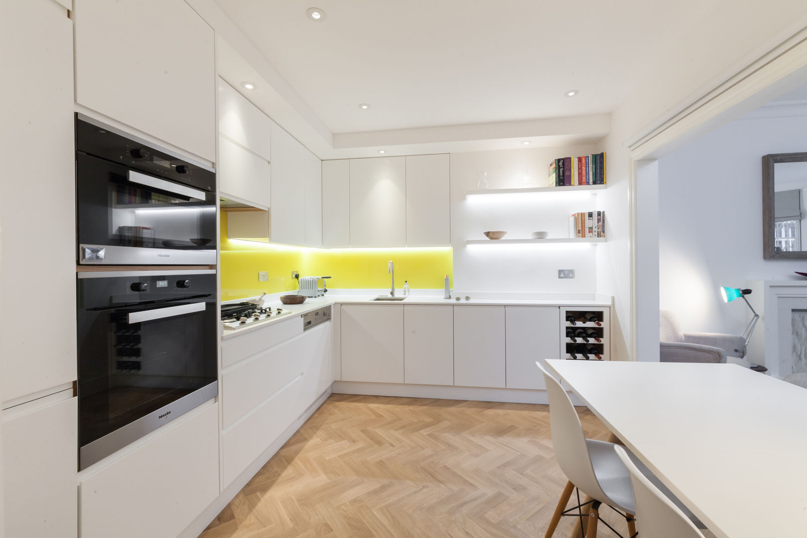 White contemporary kitchen with yellow glass splashbacks and herringbone wood floor homify Kitchen Wood Wood effect Kitchen,yellowkitchen,whitekitchen,londonkitchen,parquetflooring,contemporarykitchen