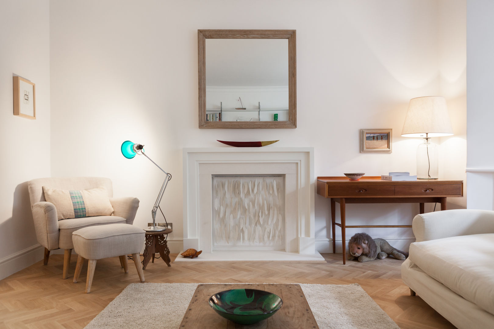 Limestone fireplace homify オリジナルデザインの リビング 石灰岩 fireplace,livingroom,londonapartment,rug