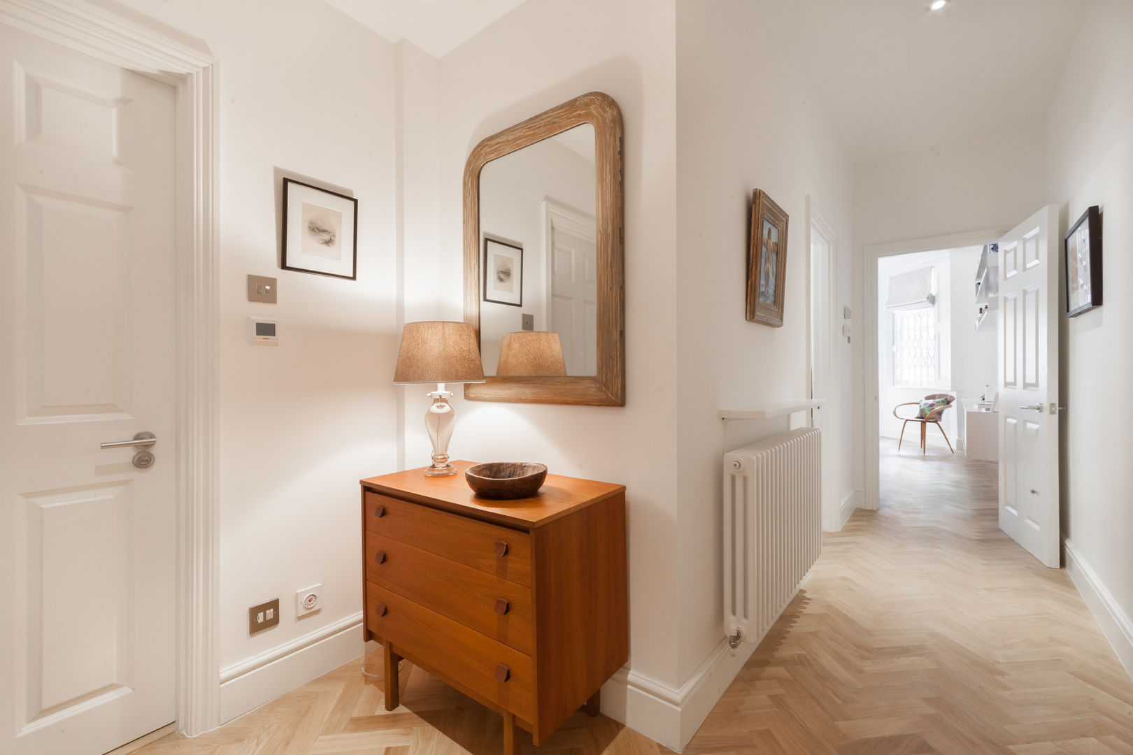 Hallway with eclectic furnishings and herringbone wood floor homify สไตล์ผสมผสาน ทางเดินห้องโถงและบันได ไม้ Wood effect woodfloor,hallway,eclectic