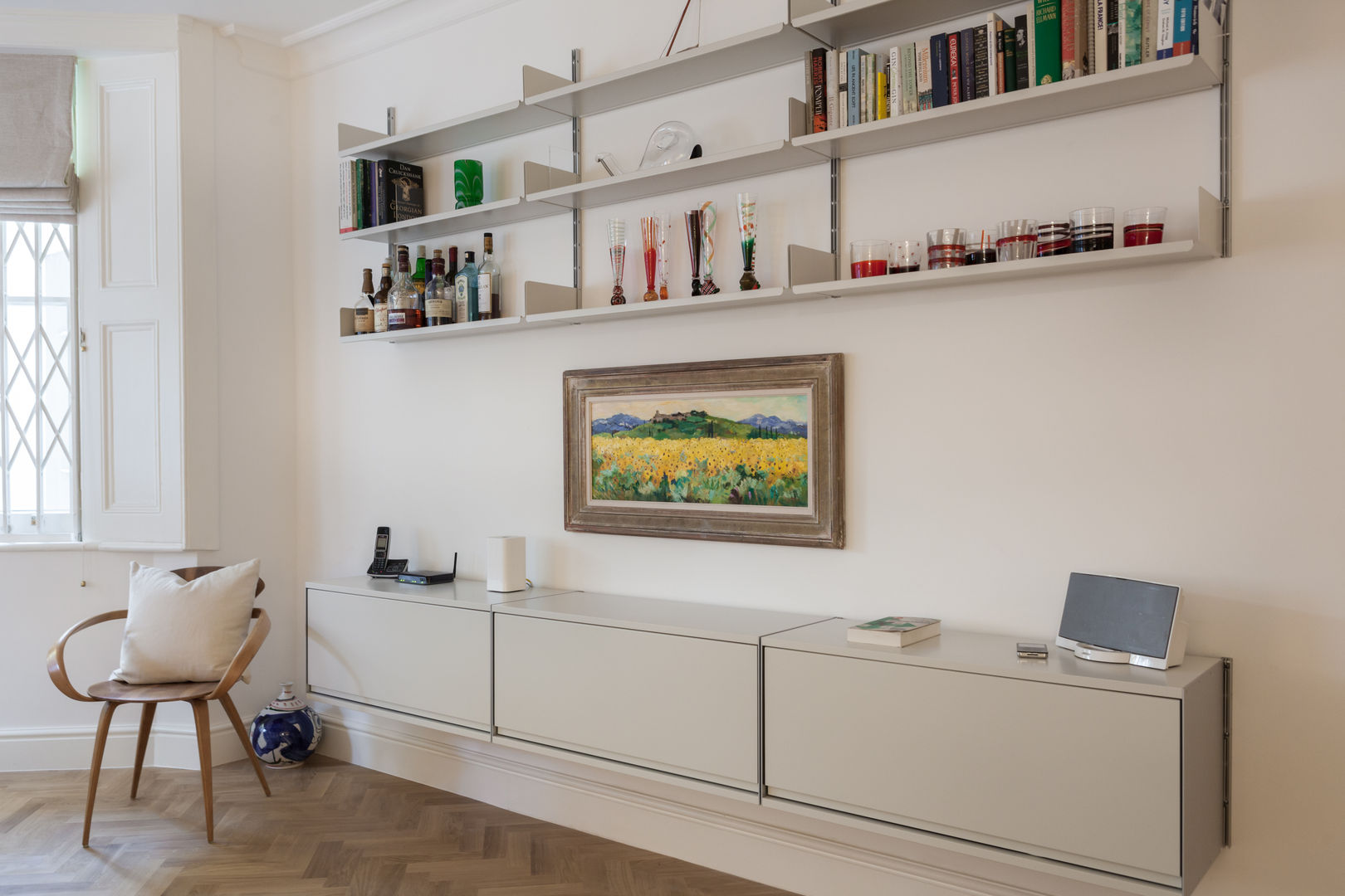 Vitsoe shelving unit in London apartment homify Livings modernos: Ideas, imágenes y decoración Metal vitsoe,shelvingunit,cupboard,herringbone,woodfloor