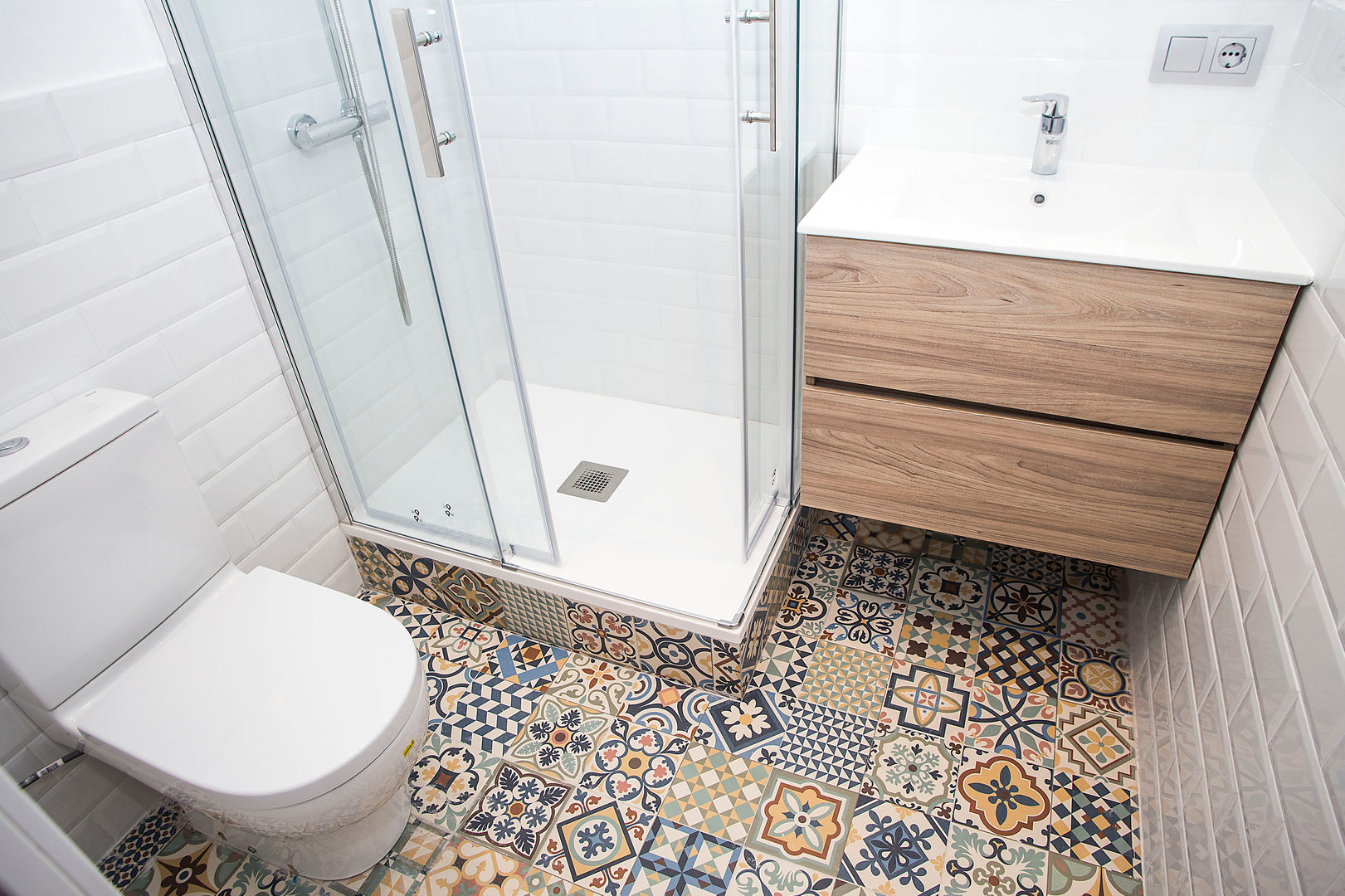 Baño de cortesía Grupo Inventia Baños de estilo mediterráneo Azulejos