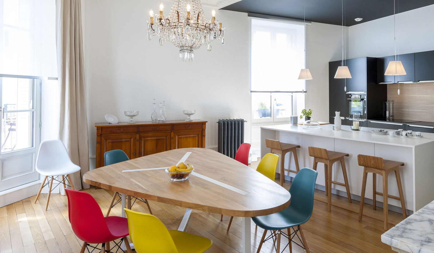 Un Haussmannien décoré, Dominique Marcon Dominique Marcon Salle à manger classique Table,Un meuble,Chaise,blanche,Bois,Design d&#39;intérieur,Éclairage,Jaune,Imeuble,Architecture