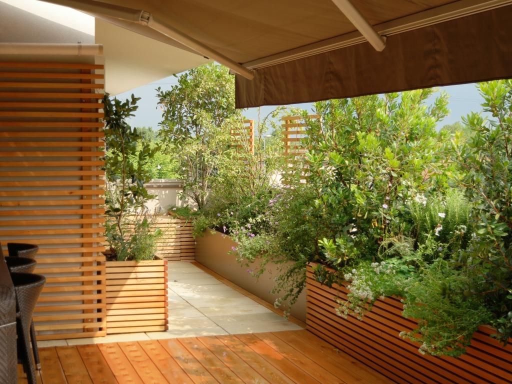 Wood and Green, Paola Thiella Paola Thiella Mediterranean style balcony, veranda & terrace