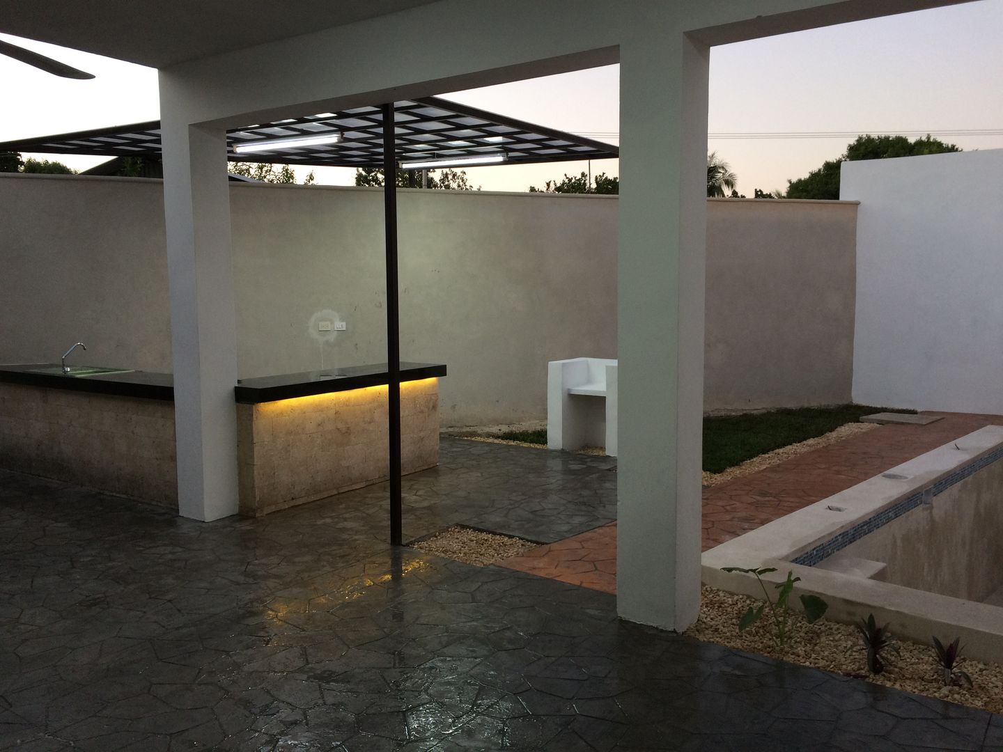 Bar con iluminación Constructora Asvial - Desarrollador Inmobiliario Piscinas de estilo minimalista Hierro/Acero