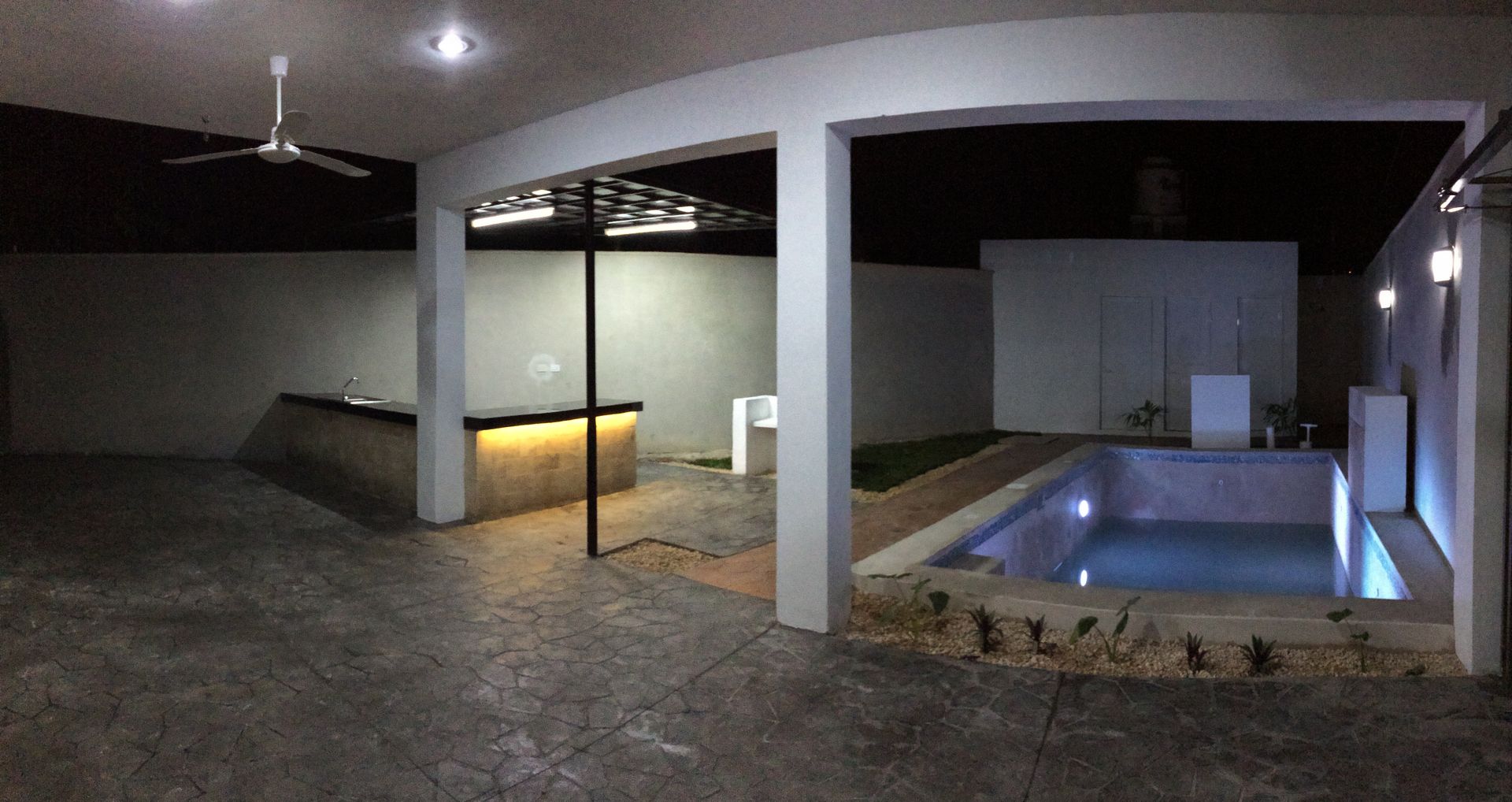 Vista nocturna Constructora Asvial - Desarrollador Inmobiliario Piscinas de estilo minimalista Piedra