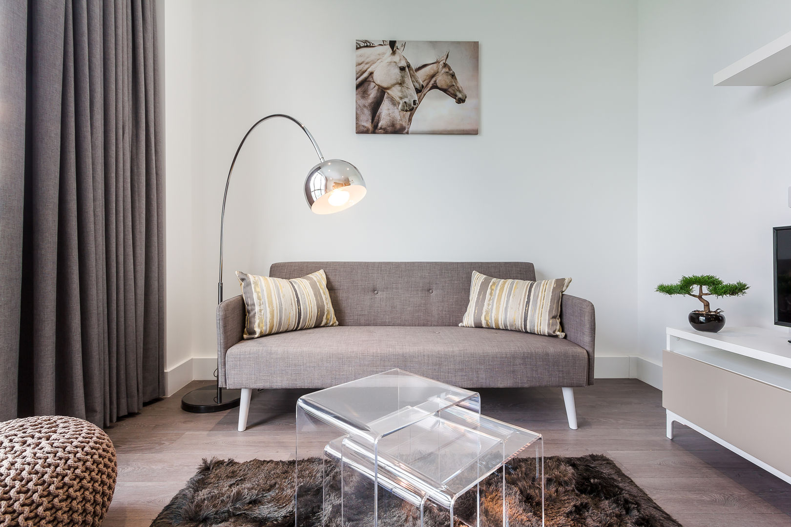 Modern Studio Apartment in London homify モダンデザインの リビング living room,sofa,lamp,studio,apartment,modern,contemporary