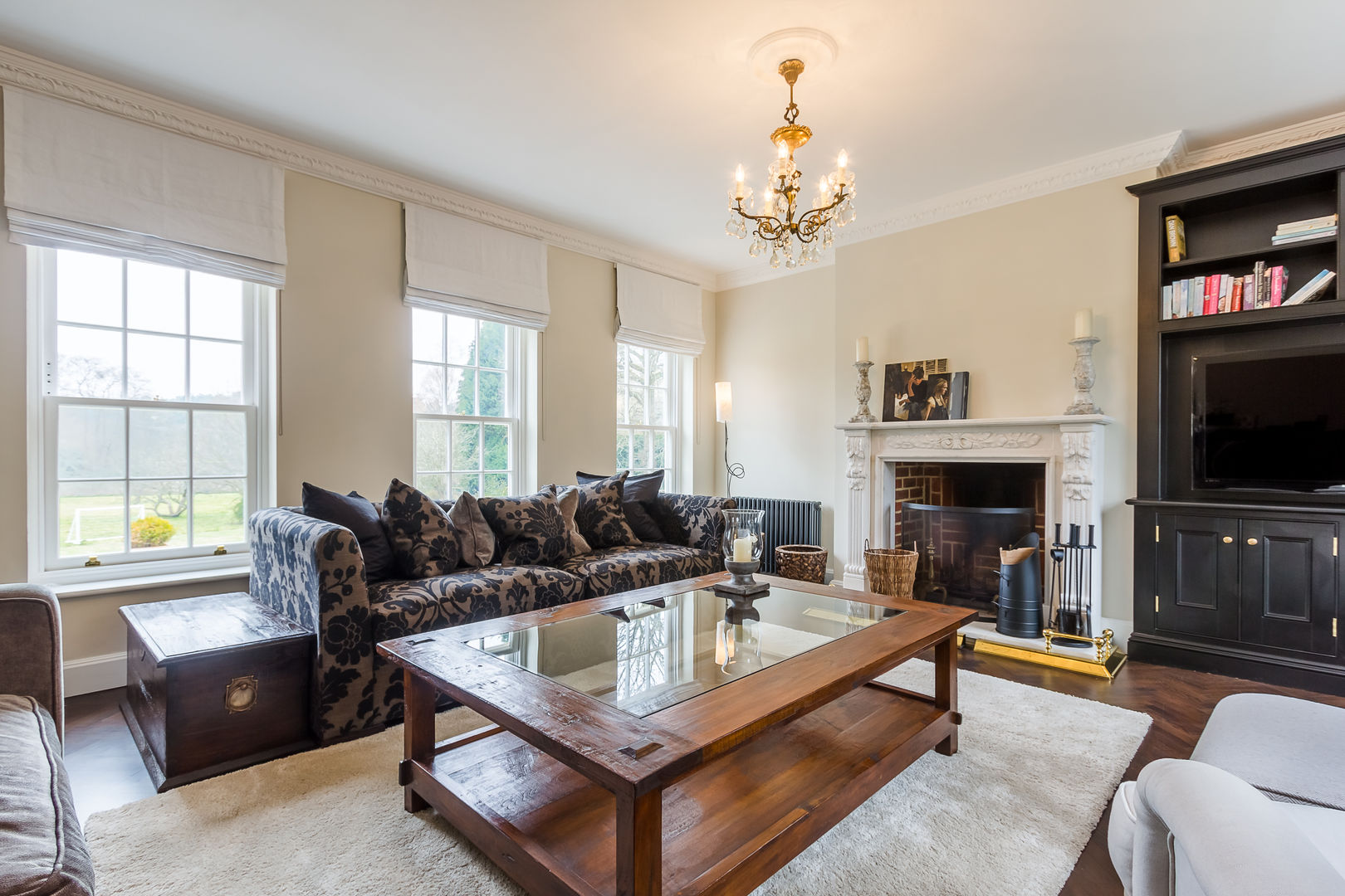 Classic Modern Family Room homify غرفة المعيشة living room,coffee table,sofa,fireplace