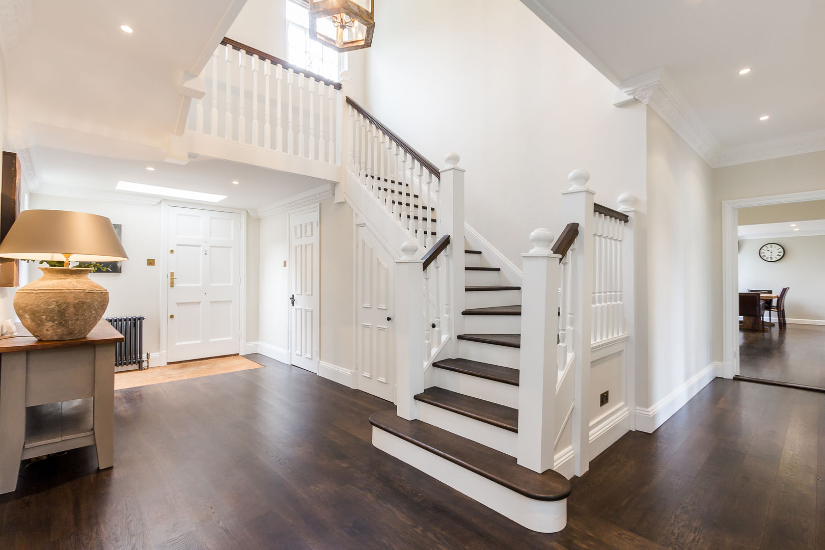 Beautiful Gallery Stairway Entrance homify Klasyczny korytarz, przedpokój i schody entrance,entrance hall,hallway,stairs,gallery,white,brown,wood,dark wood