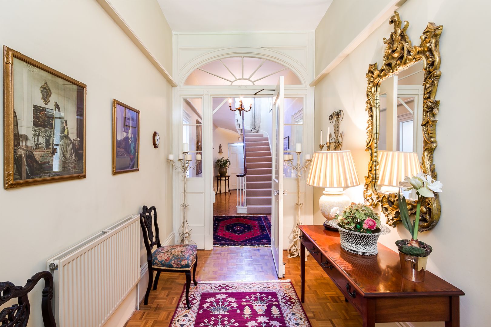 Classic Style Entrance Hall homify Pasillos, vestíbulos y escaleras clásicas traditional,historic,classic,entrance hall,entrance,stairs,antique