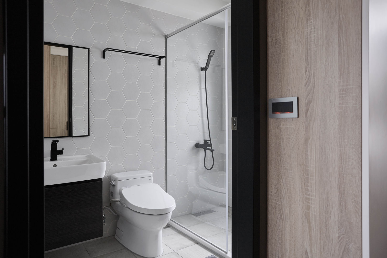 TOUGH INN, 寬度 空間設計整合 寬度 空間設計整合 Phòng tắm phong cách hiện đại