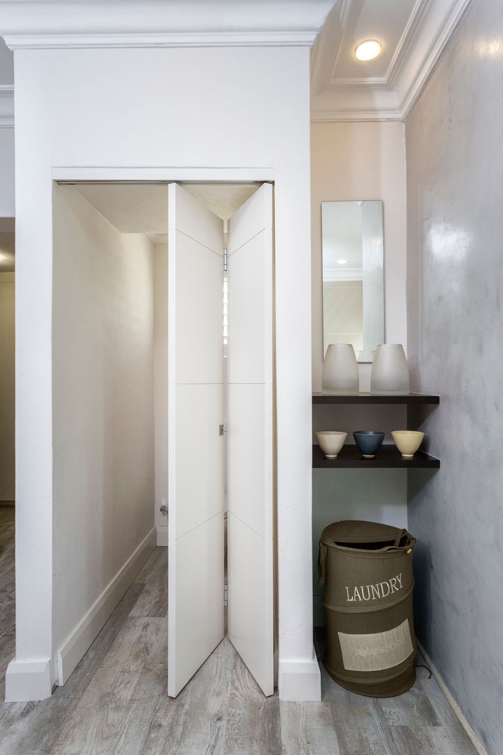 New Toilet and storage area to main bathroom Deborah Garth Interior Design International (Pty)Ltd Minimalist bathroom