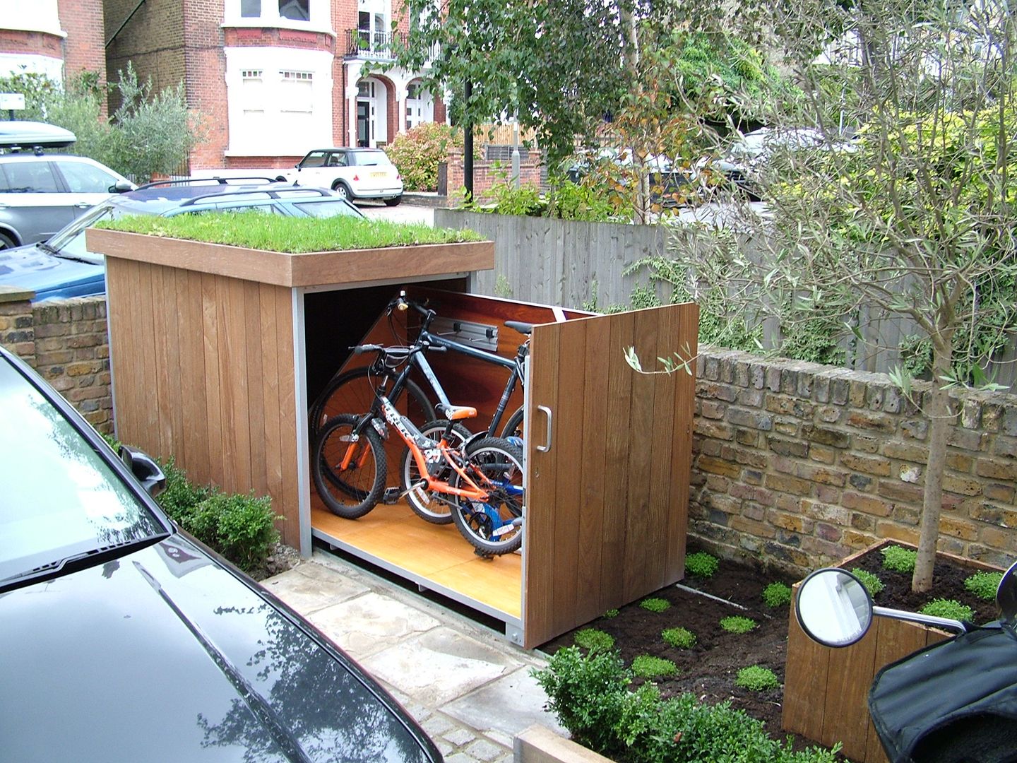 Bicycle storage TreeSaurus Modern garage/shed Solid Wood Multicolored Garages & sheds