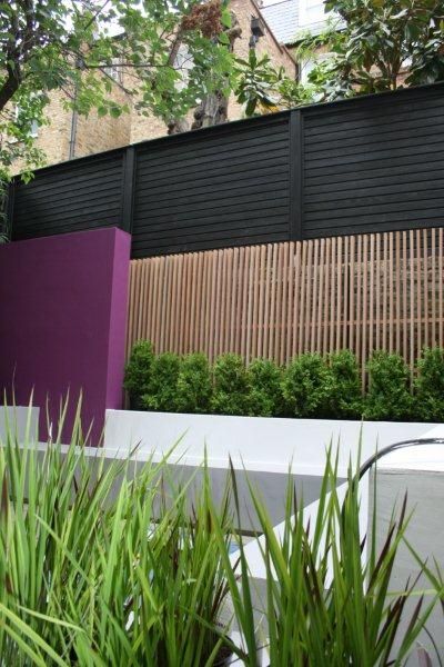 Bold Contemporary Chelsea Garden, GreenlinesDesign Ltd GreenlinesDesign Ltd Jardin moderne retaining walls,contemporary,minimalistic,black fences,trellis,screening,feature wall