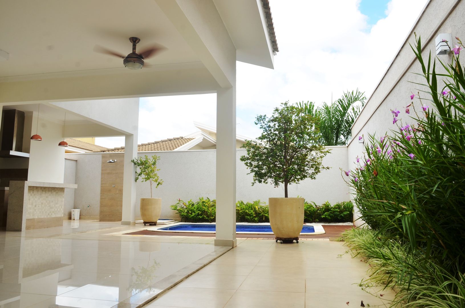 Varanda Paula Ferro Arquitetura Casas clássicas piscina ao ar livre,piscina de jardim,piscina,varanda