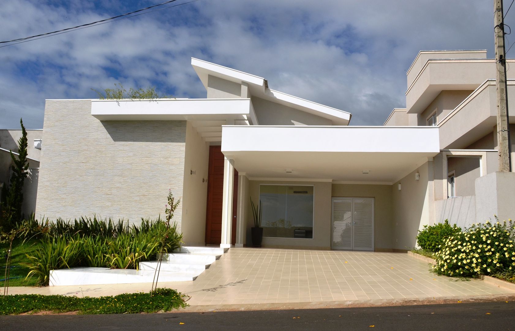 Fachada casa térrea Paula Ferro Arquitetura Casas minimalistas fachada branca,fachada térrea