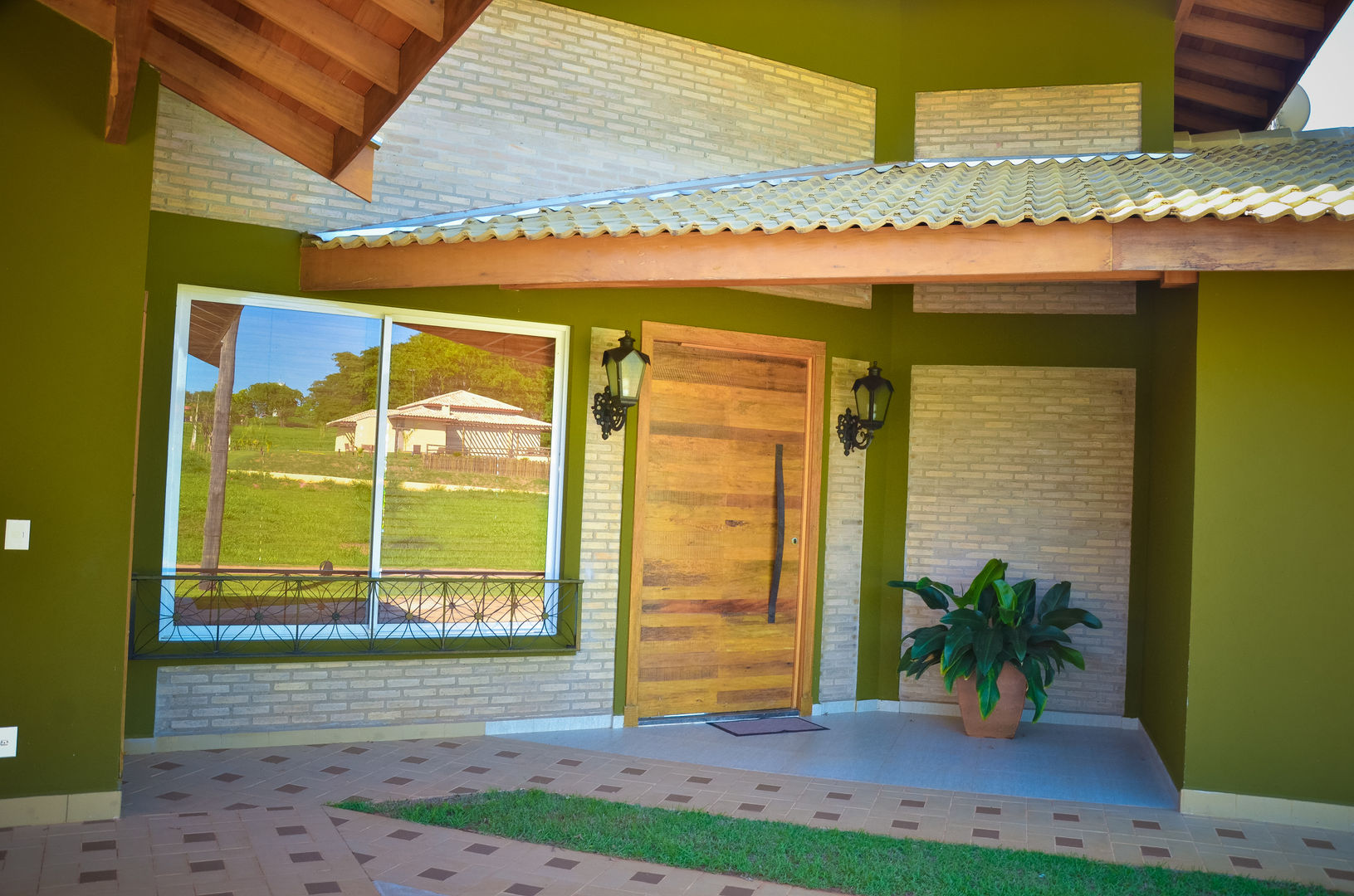 Rancho com cores vibrantes, Paula Ferro Arquitetura Paula Ferro Arquitetura 러스틱스타일 주택