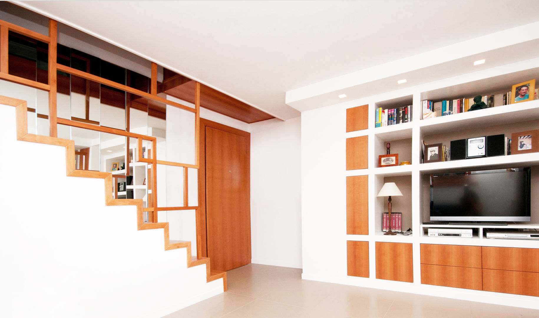 Ristrutturazione appartamento su due livelli, Fabiola Ferrarello Fabiola Ferrarello Hành lang, sảnh & cầu thang phong cách hiện đại Gỗ Wood effect