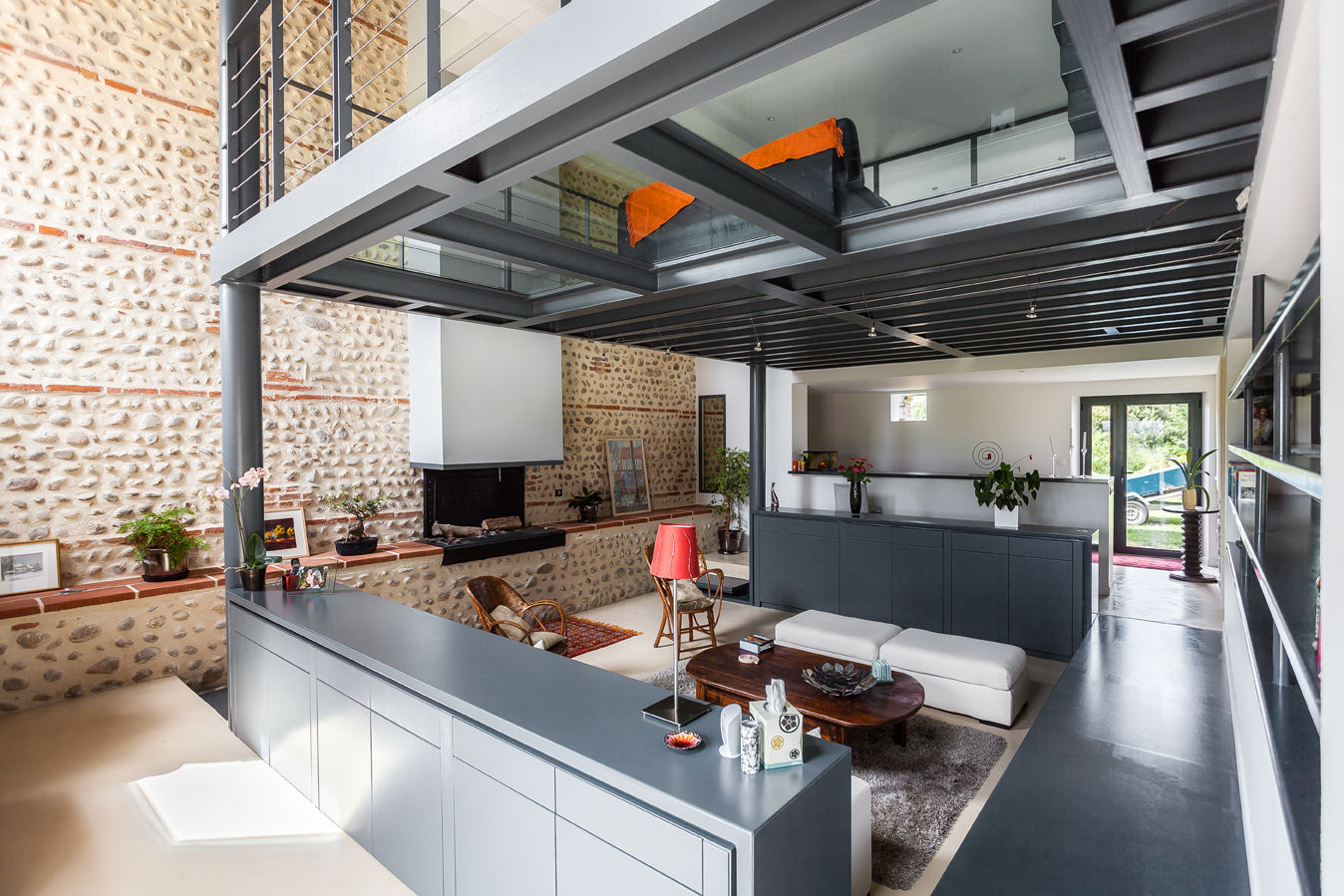 MAISON MAZERES, Hugues Tournier Architecte Hugues Tournier Architecte モダンデザインの リビング