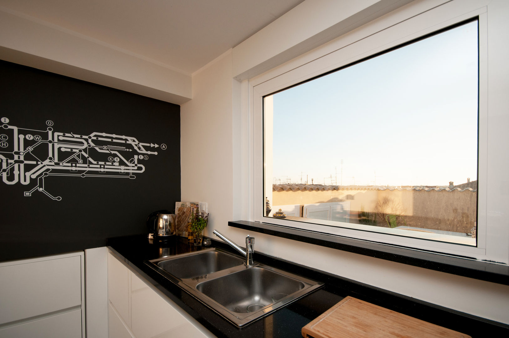 Ristrutturazione appartamento 50 mq, Fabiola Ferrarello Fabiola Ferrarello Modern windows & doors Metal Windows