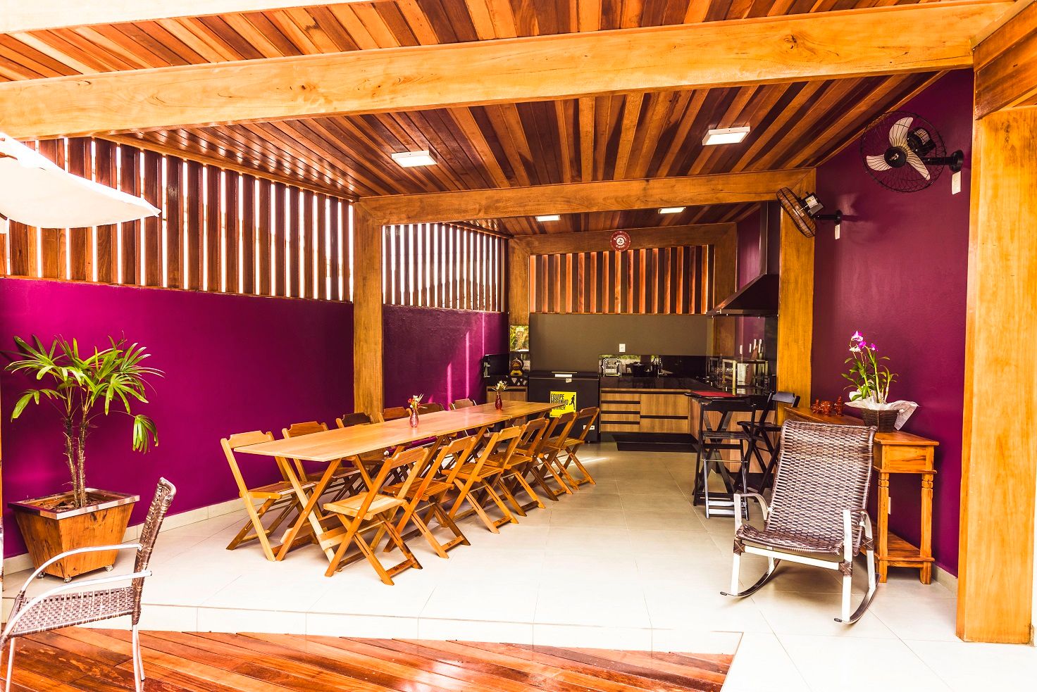 Cozinha Externa Bianca Ferreira Arquitetura e Interiores Cozinhas tropicais Madeira maciça Multicolor