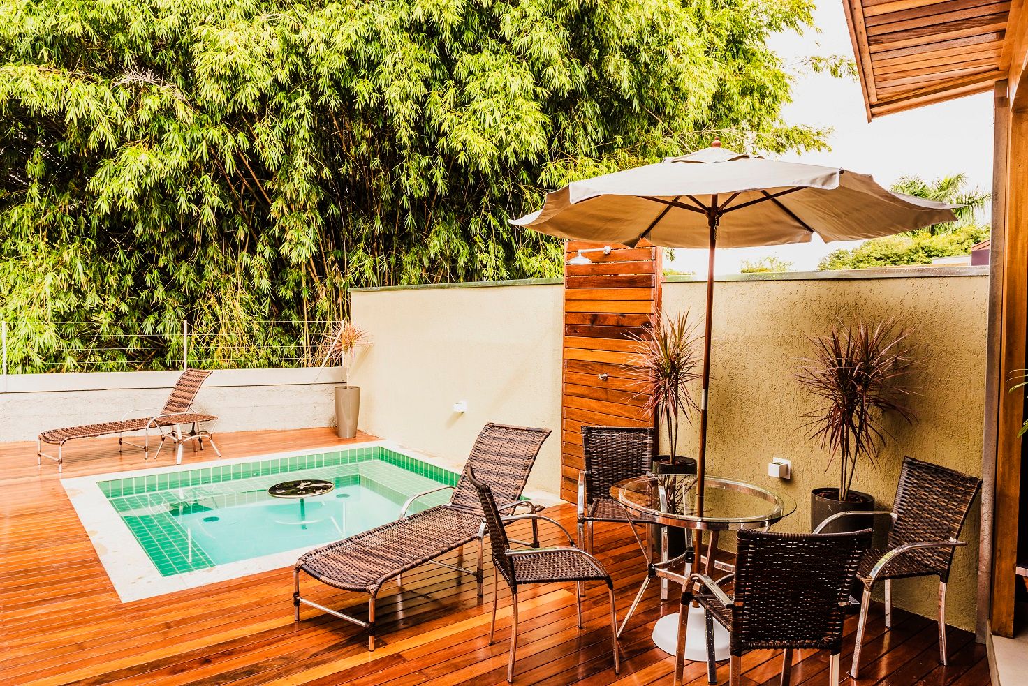 Spa com Deck Bianca Ferreira Arquitetura e Interiores Spa Ceramic spa,deck,piscina,lazer,pastilha