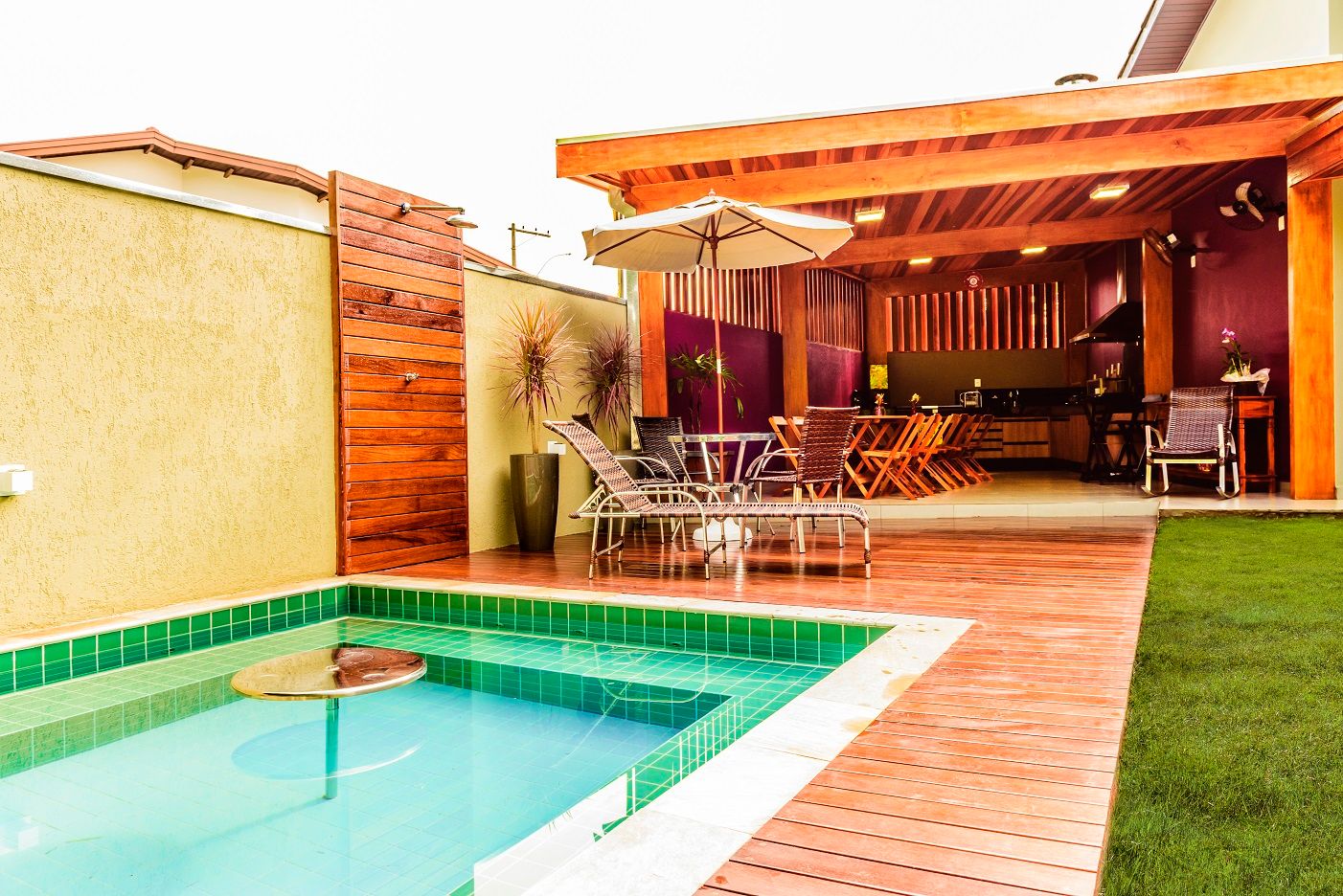 Spa com Deck e Cozinha Bianca Ferreira Arquitetura e Interiores Casas tropicais