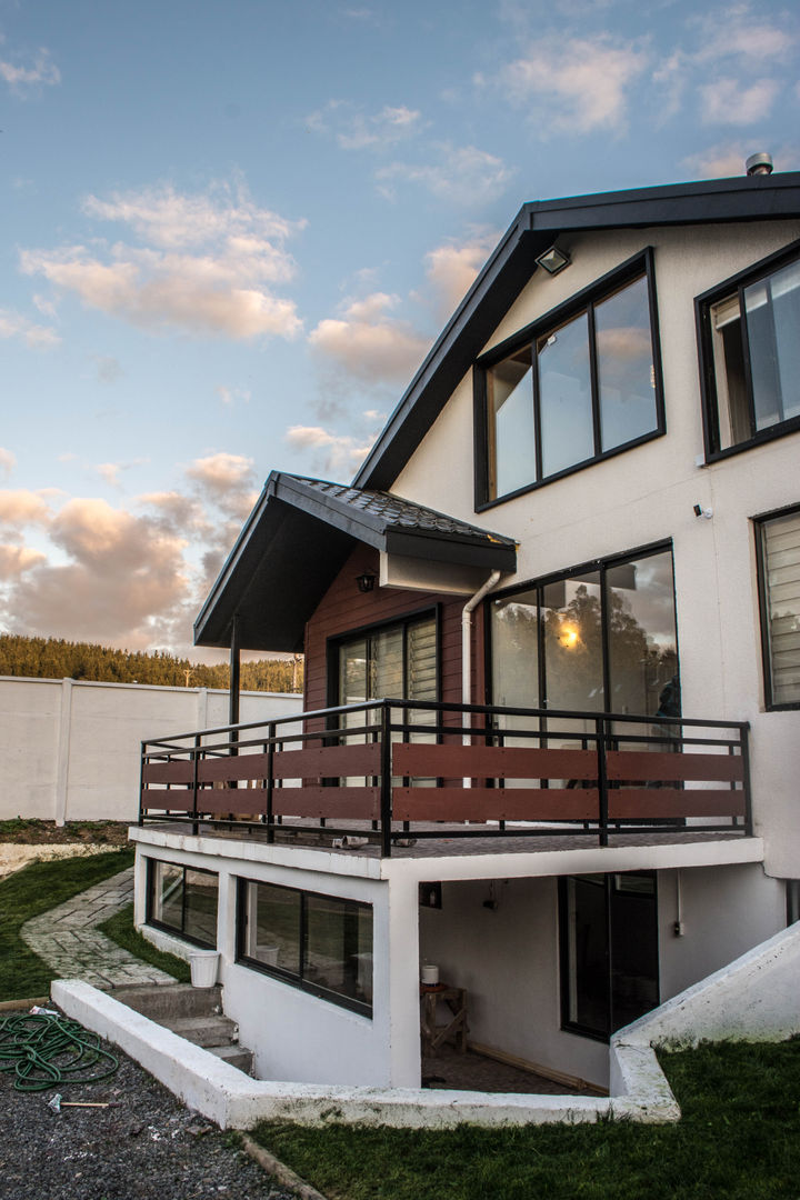 Rehabilitación de vivienda en la localidad de Penco, ARQUITECTURA E INGENIERIA PUNTAL LIMITADA ARQUITECTURA E INGENIERIA PUNTAL LIMITADA Eklektik Balkon, Veranda & Teras