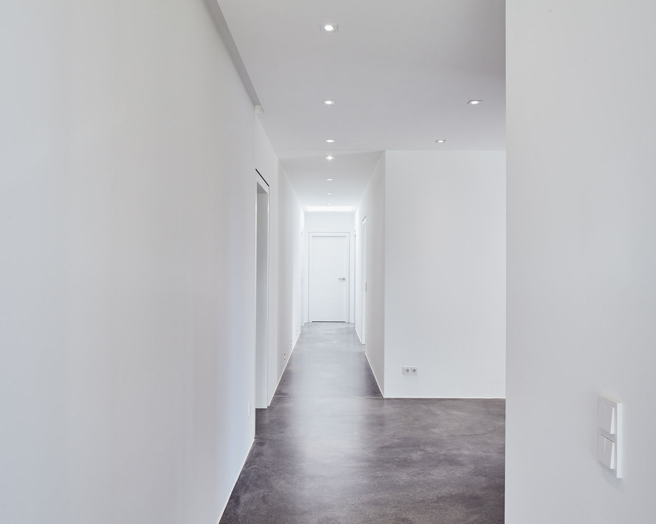 Exklusives EFH in Holzbauweise, Hagen, Philip Kistner Fotografie Philip Kistner Fotografie Minimalist corridor, hallway & stairs Concrete